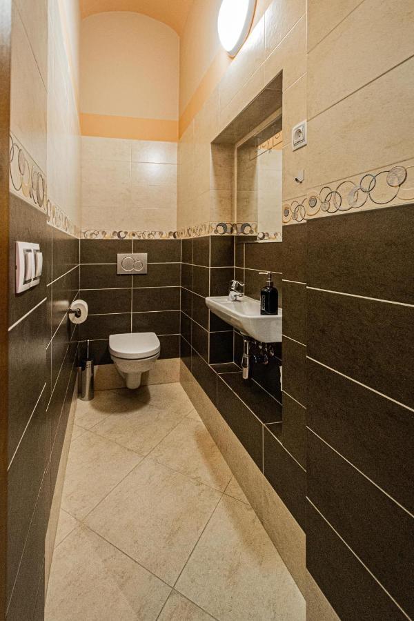 Modern And Spacious Apartments In City Center Praga Esterno foto