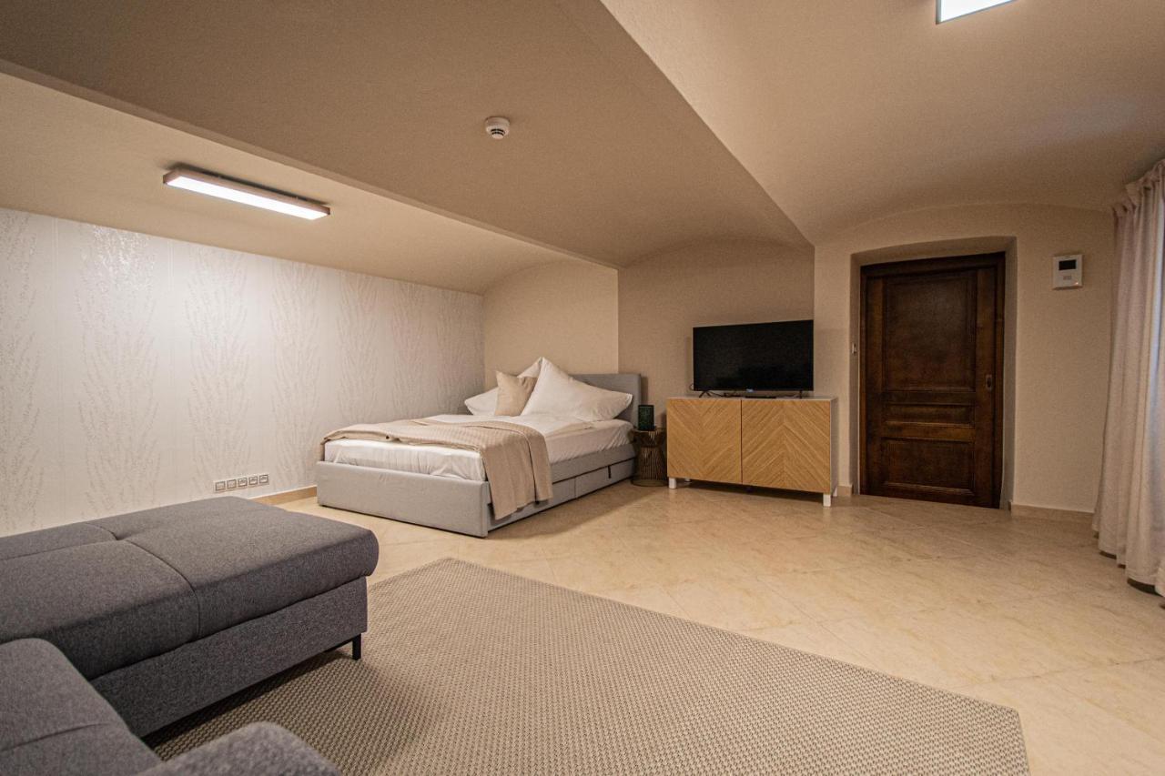 Modern And Spacious Apartments In City Center Praga Esterno foto