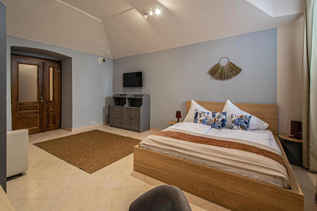 Modern And Spacious Apartments In City Center Praga Esterno foto