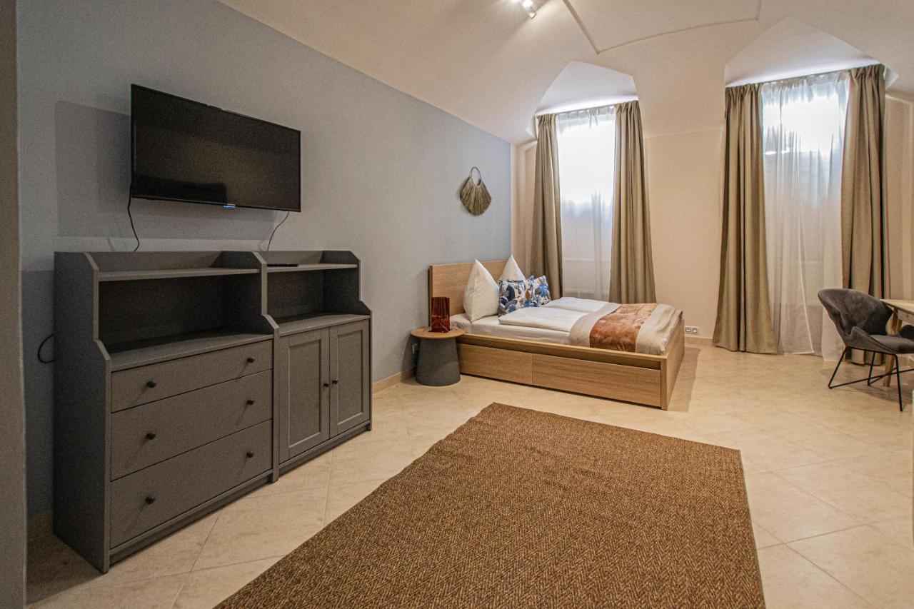 Modern And Spacious Apartments In City Center Praga Esterno foto