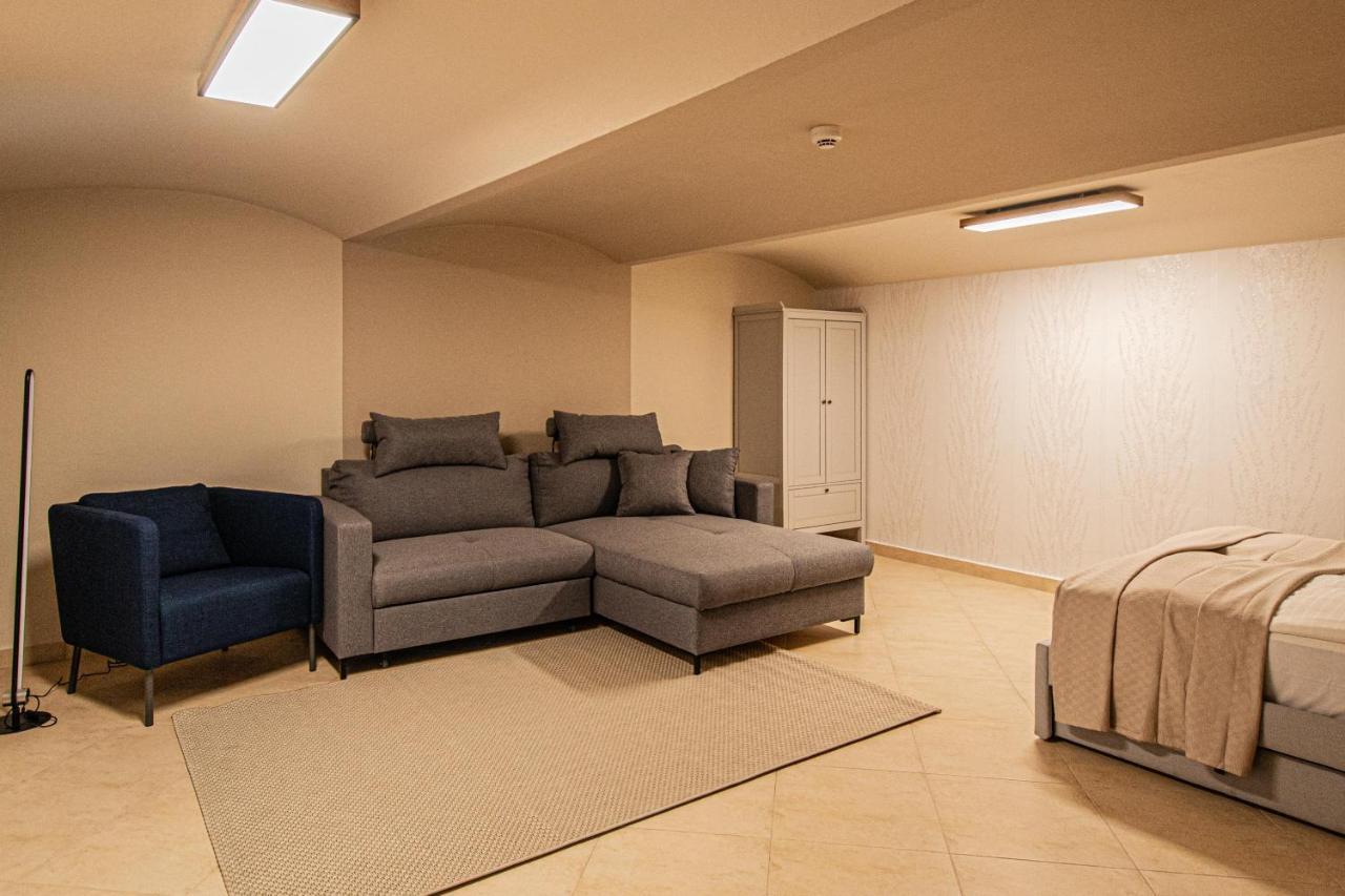 Modern And Spacious Apartments In City Center Praga Esterno foto