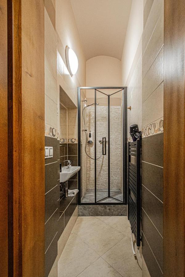 Modern And Spacious Apartments In City Center Praga Esterno foto