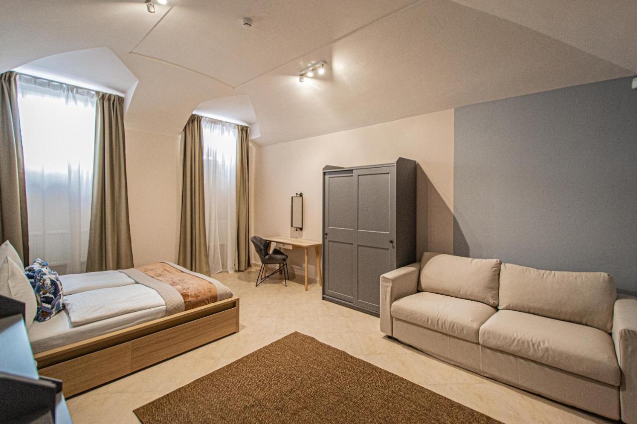 Modern And Spacious Apartments In City Center Praga Esterno foto