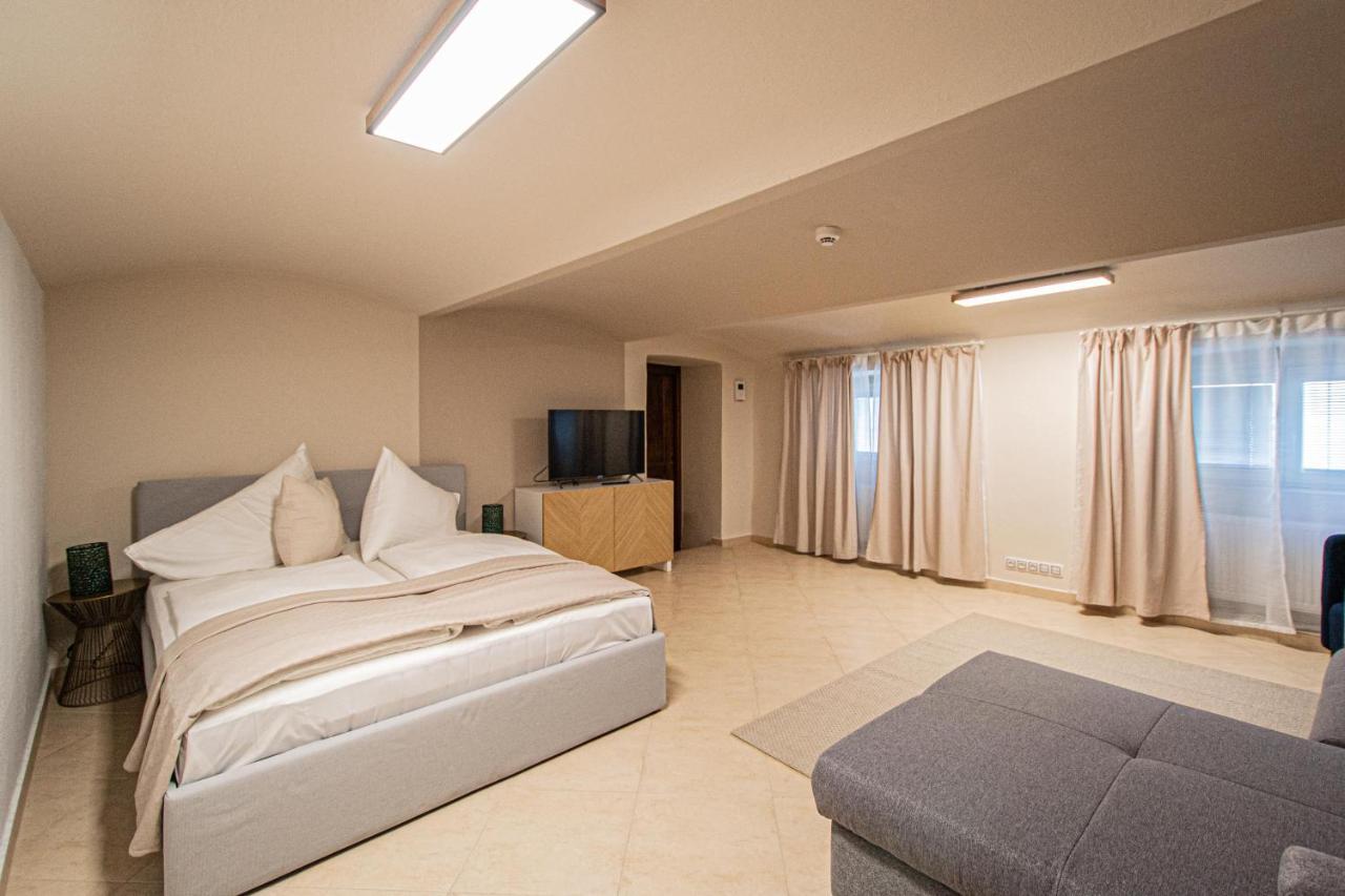 Modern And Spacious Apartments In City Center Praga Esterno foto