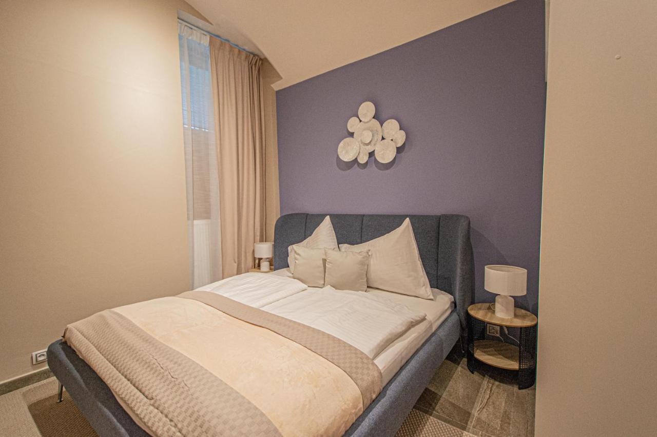 Modern And Spacious Apartments In City Center Praga Esterno foto