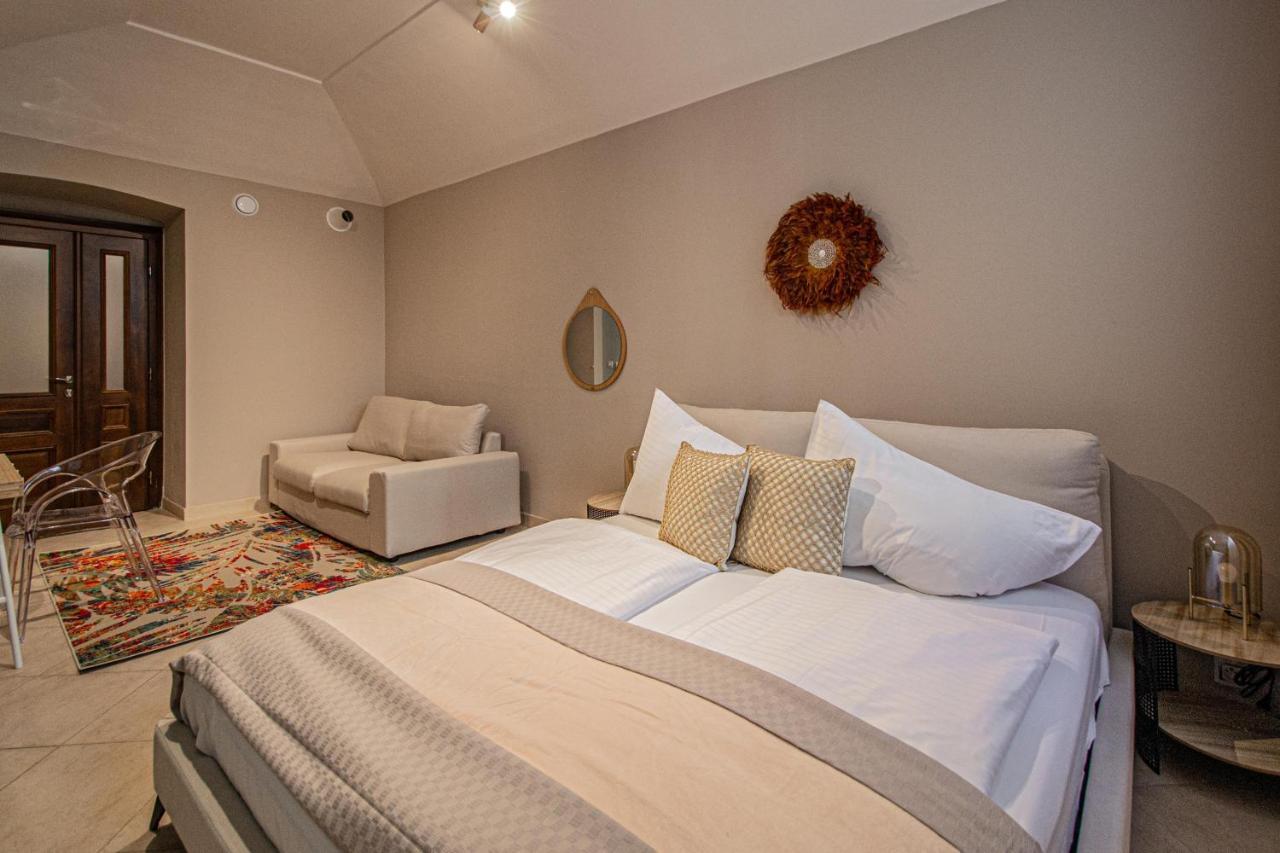 Modern And Spacious Apartments In City Center Praga Esterno foto